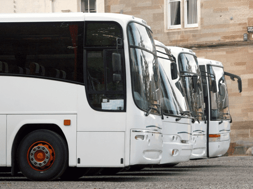 Autocares Alferher S.L. autobuses blanco estacionados en fila